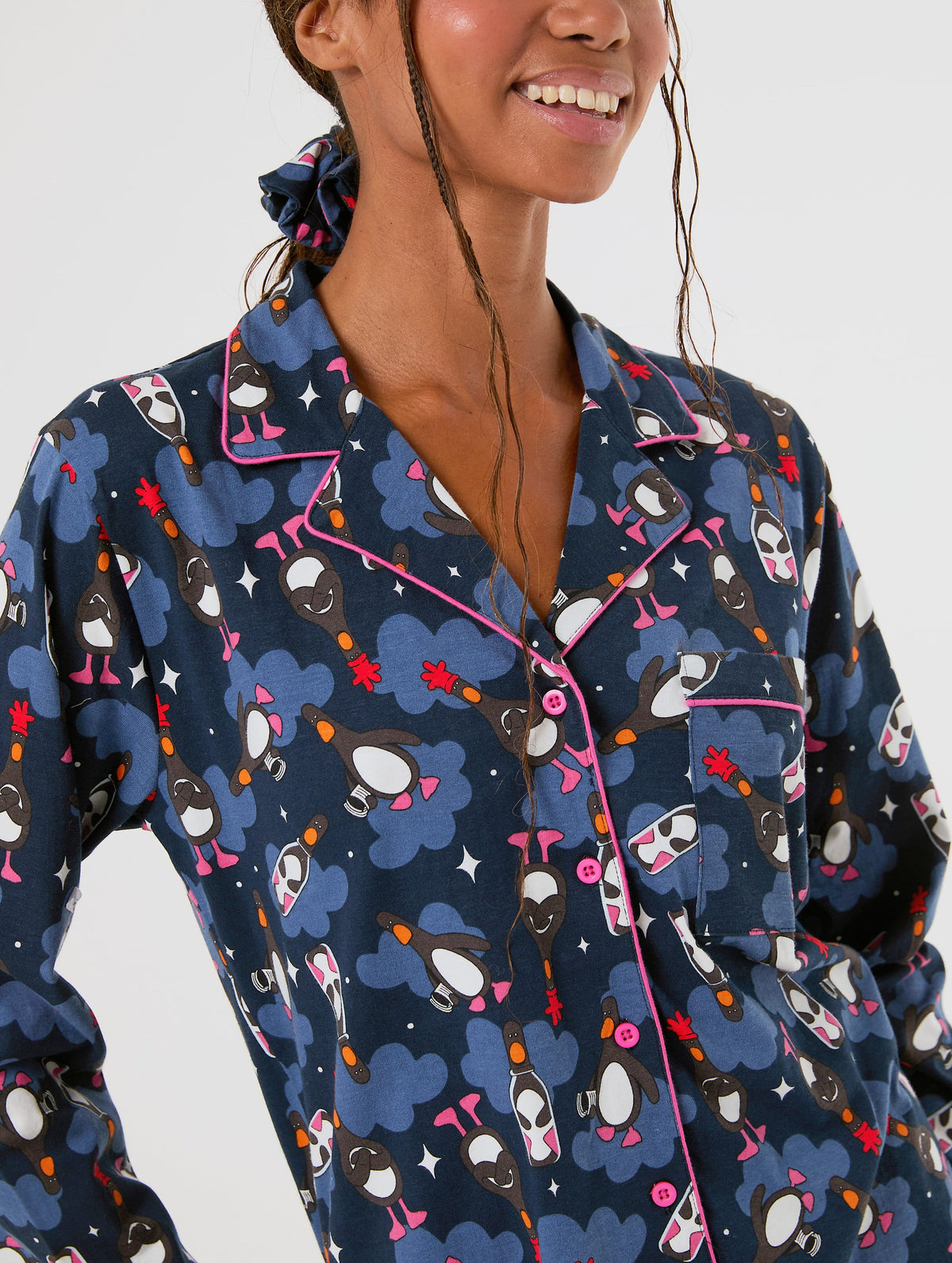 Wallace & Gromit x Skinnydip Feathers Pyjama set with Scrunchie - Image 3